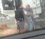 فيديو صادم: شرطي يعتدي بطريقة وحشية على مواطن في مدينة القدس